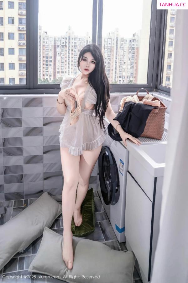   [XiuRen]高清写真图 2025.11.20 No.11010 汐汐爱吃草莓 家政姐姐第26张图片